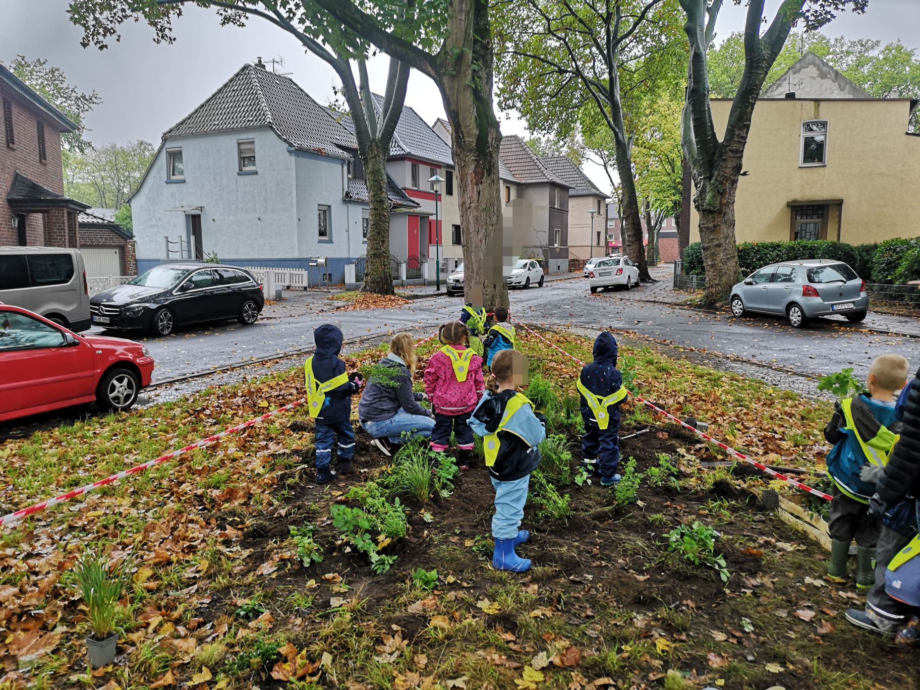 Kinder beim Pflanzen